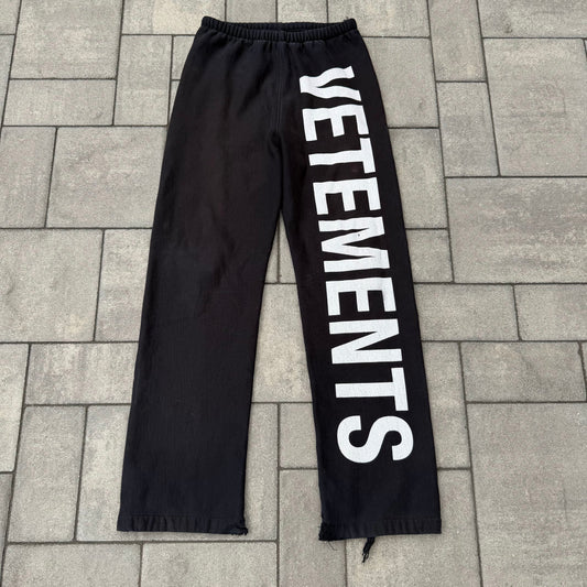 AW18 Vetements Black Spellout Sweatpants